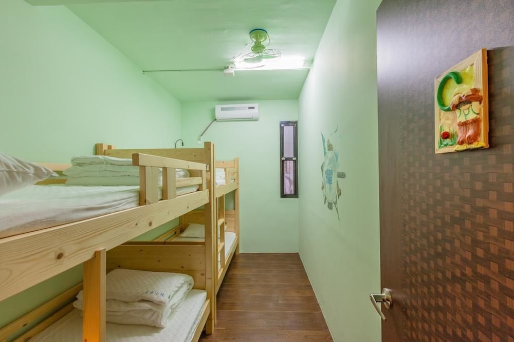 GoldenHouse Hostel