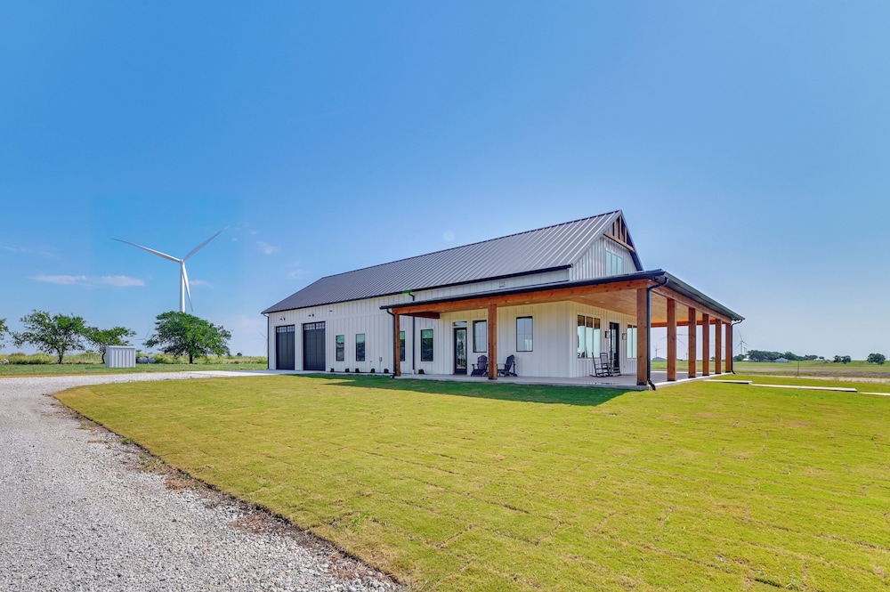 Rural Home w/ Hot Tub < 7 Mi to Winery & Golfing
