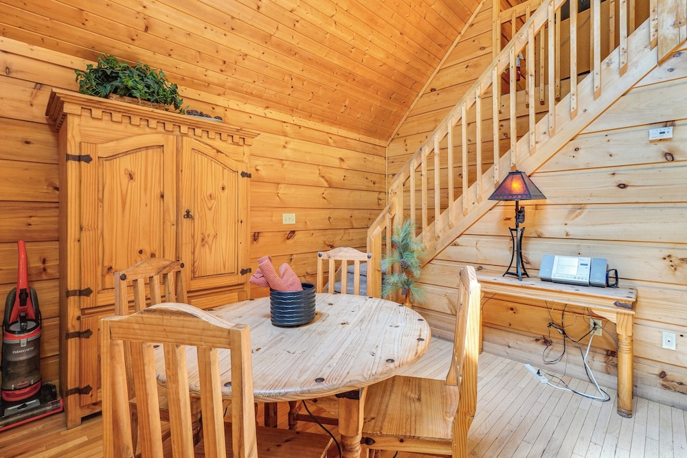 Hot Tub & Game Area: Rustic Cabin 5 Mi to Gsmnp
