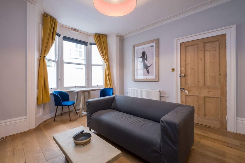 Large Modern Studio Apartment by the Beach view 4