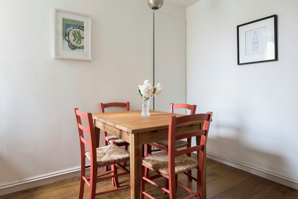 Albert Bridge Road II by Onefinestay