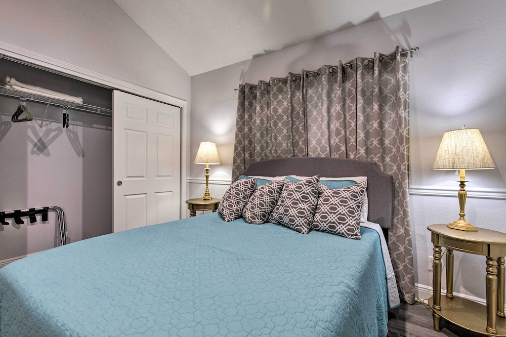 Downtown Ocean Springs Duplex w/ A/C 1 Mi to Beach view 3