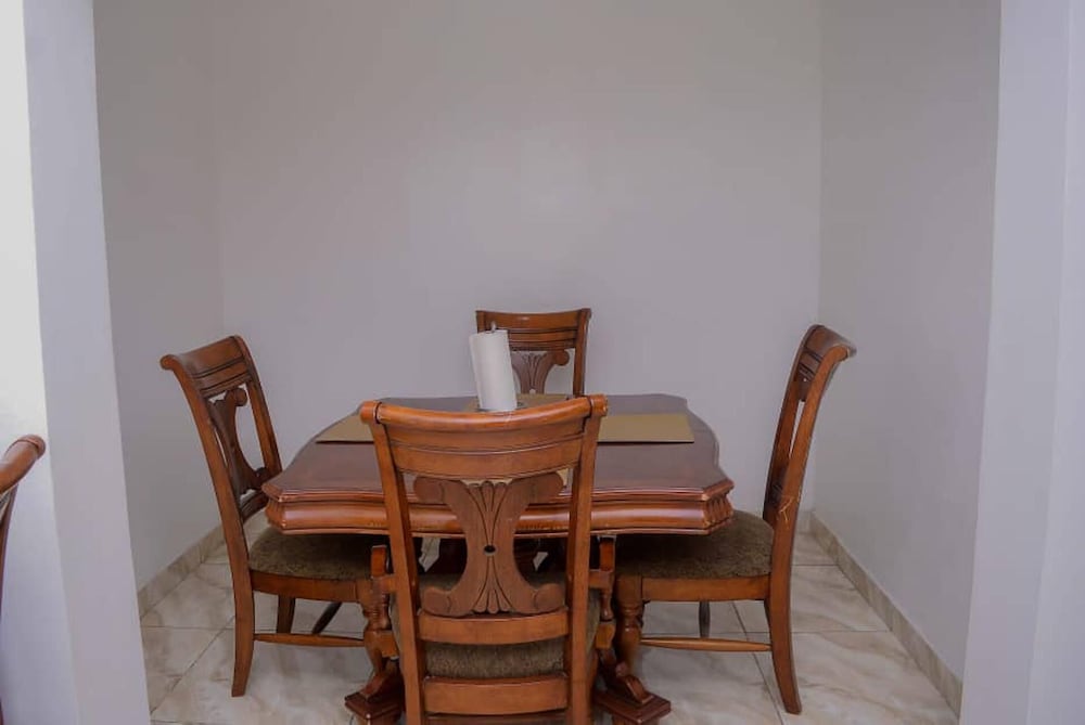 Bamgbose Apartments - Sleeps 2 - Parking - Balcony