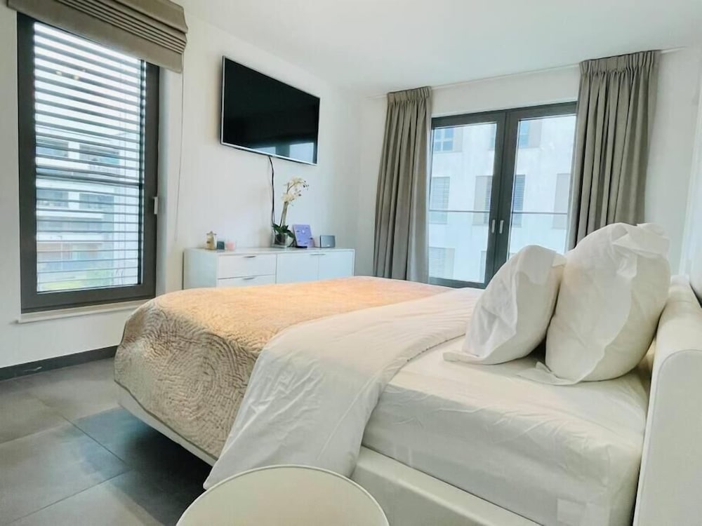 Luxury 3 bedrooms- Terrace and Parking view 4
