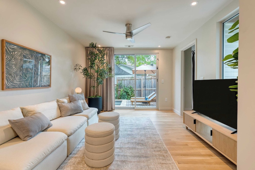 Modern Austin Home w/ Pool, Putting Green & Coffee Nook Townes Retreat by Avantstay