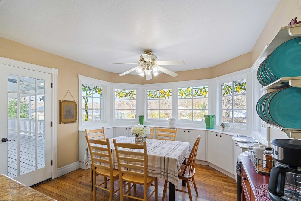 Victorian Manor In Paso Robles Wine Country + Pool, Hot Tub, Firepit, Tennis Court Sleeps 28