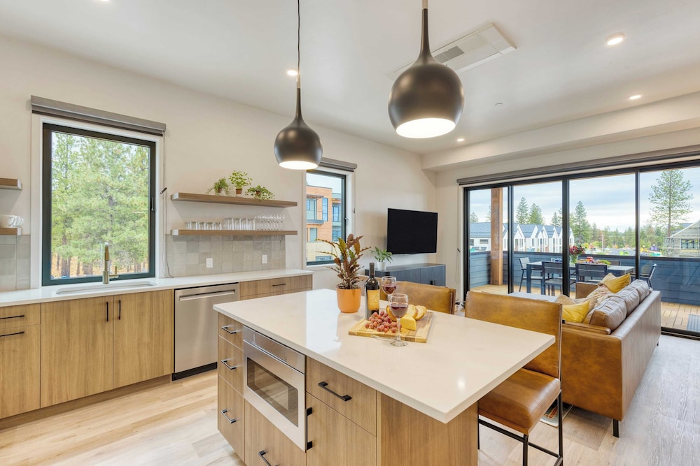 2 Units Minutes to Old Bend Deck + Hot Tub 1216 Skyline Ranch by Avantstay