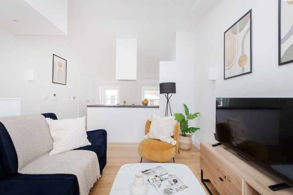Modern 2BR 2BA with Balcony by Soho
