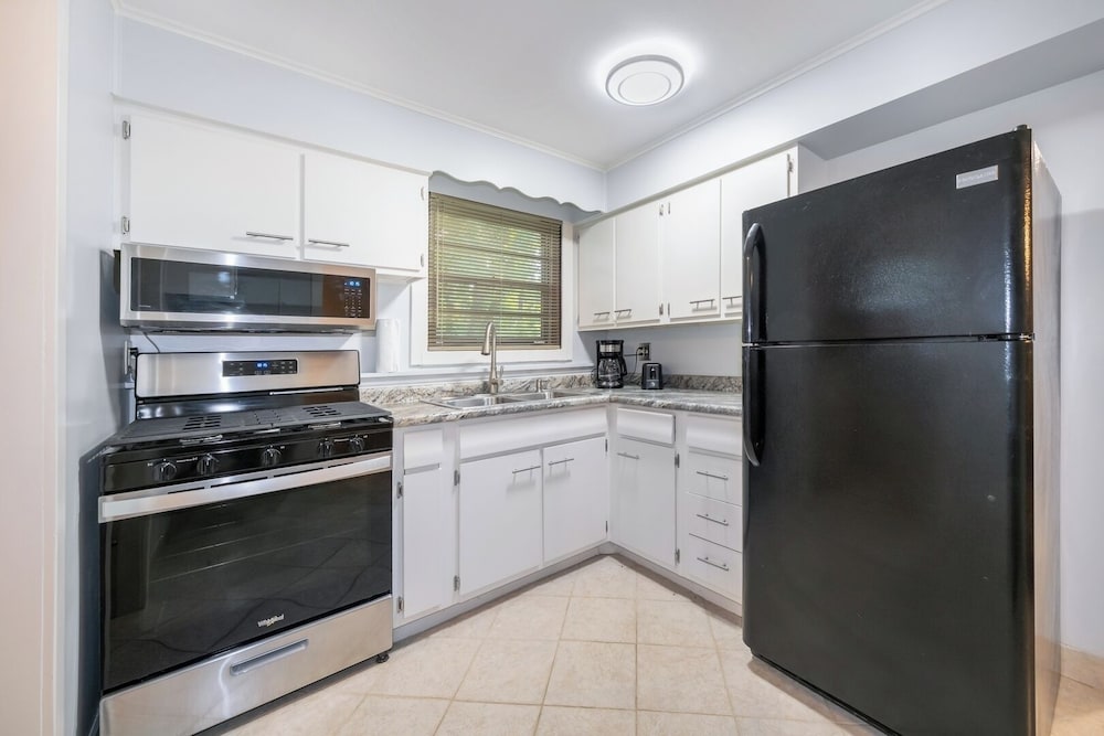 Spacious 3BR House With Firepit & Grill, Near Beach