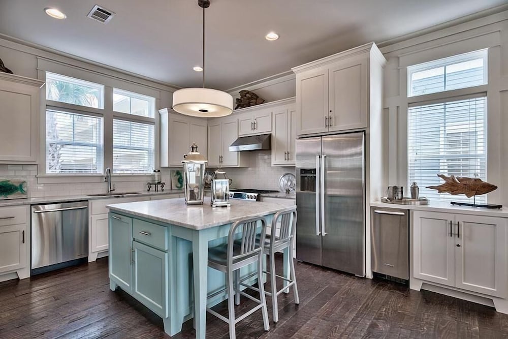DRIFTWOOD 5 Bedroom Holiday Home by Five Star Properties