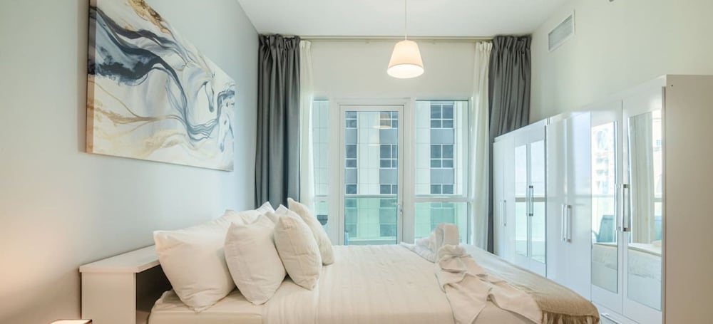 Luxury 1BR in Marina High-rise Living With Views