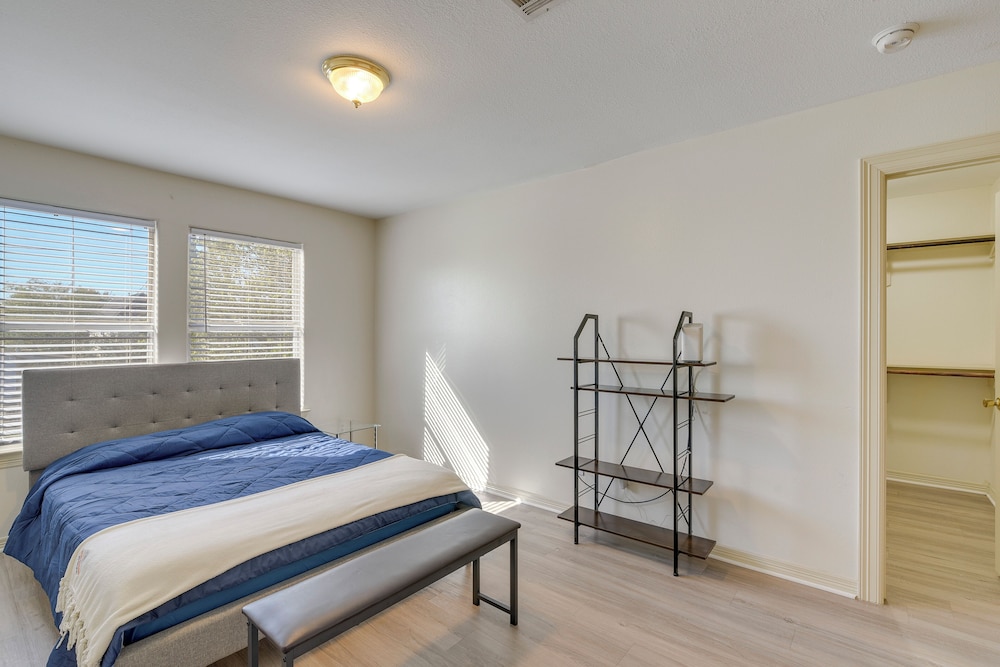 4 Mi to NRG Stadium: Spacious Houston Townhome!