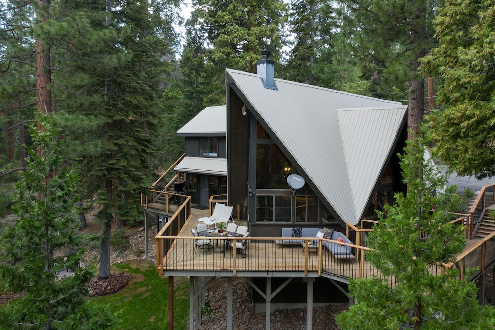 Timberline by Avantstay Stunning Chalet Cabin w Hot Tub Pool Table Home Theater