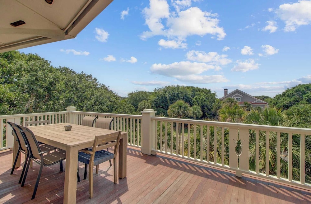 Private Pool, Putting Green & Steps to Isle of Palms Beach Paradise on Palm