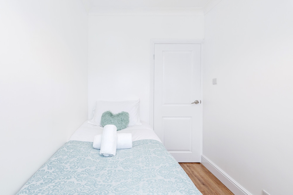 Charming 3-bed Apartment in Romford view 3