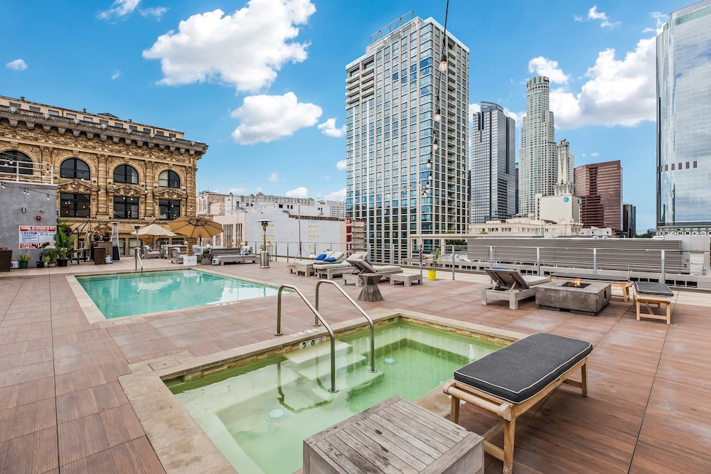 Stylish Deluxe 1BR At HWH by Oneluxstay