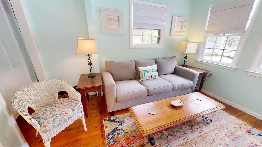 712 2nd Avenue - Upper