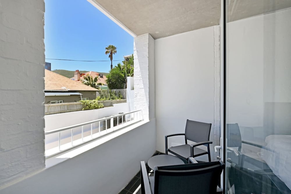 Modern 2-bed Bantry Bay 100m to Beach Ocean Bliss