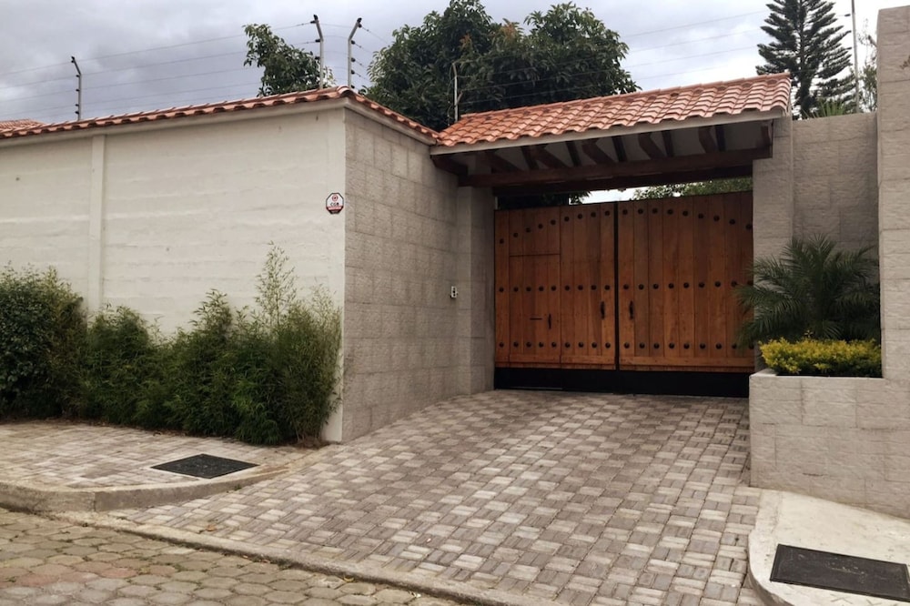 Luxury Casa Guayllabamba - BBQ Jacuzzi Gym Piscina