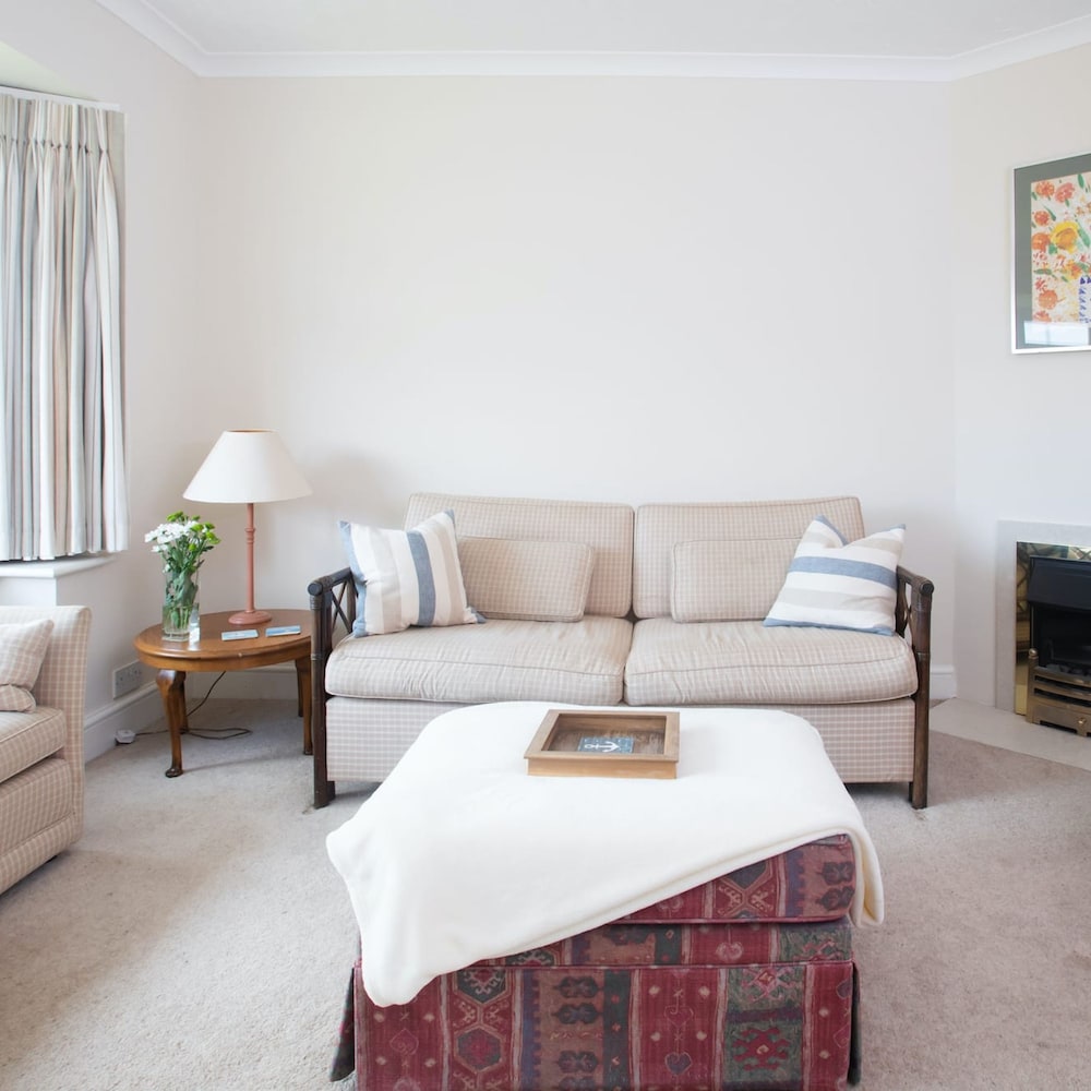 Seaside Detached 4bd Home nr Shops Parking Garden view 2
