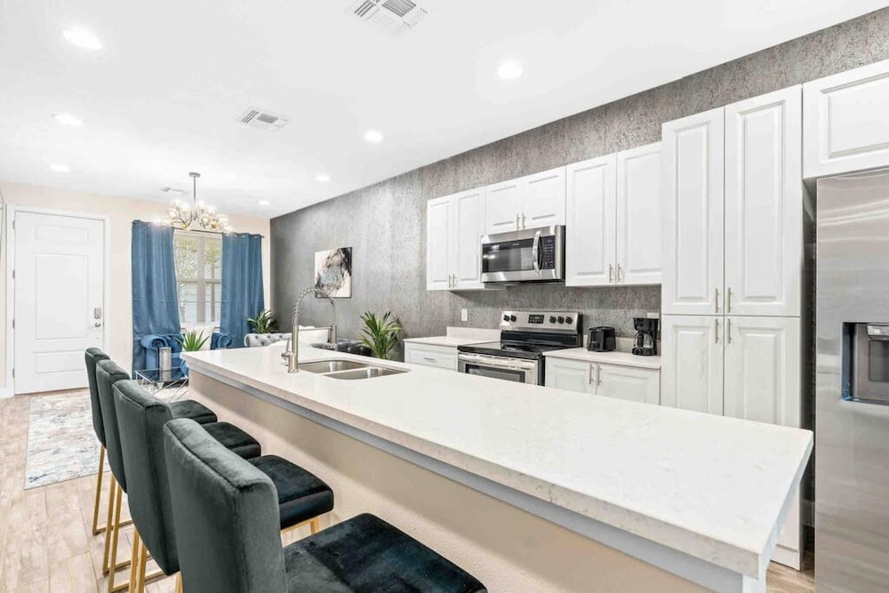 Super Epic- Sleeps 32 TWO Separate Townhomes