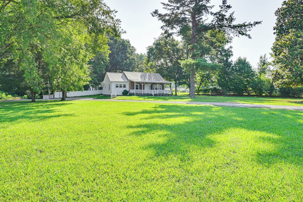 2 Mi to Oak Grove Racing & Gaming: Home on 1 Acre