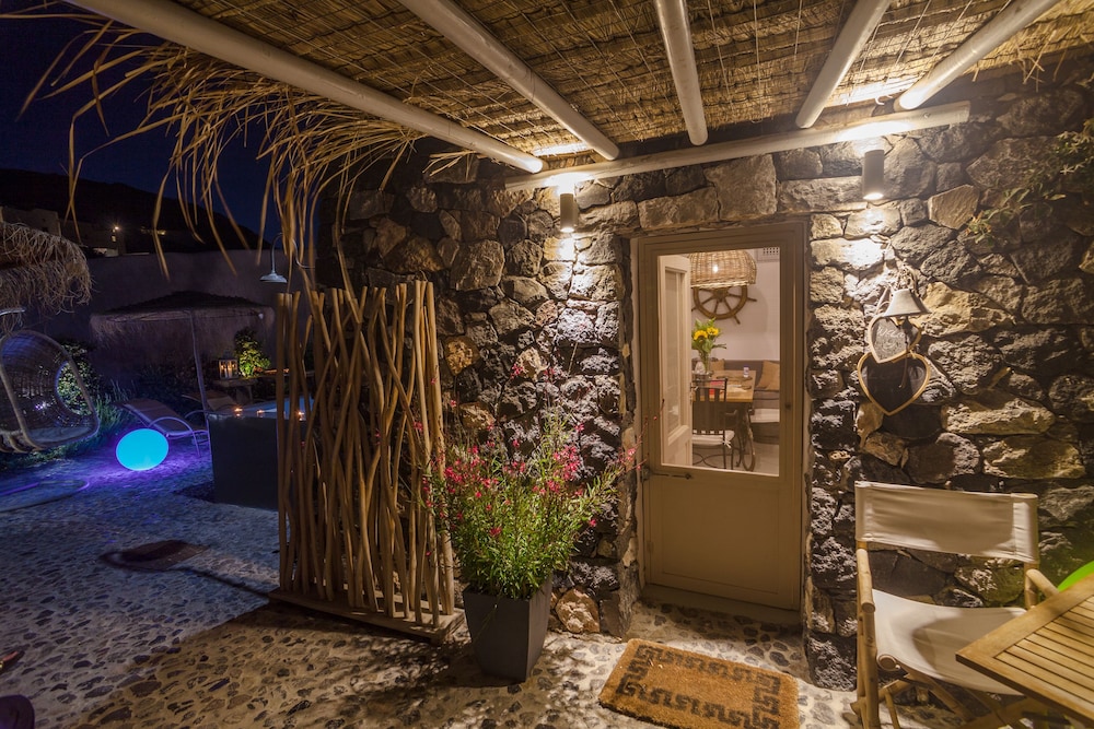 Rock Villas - Emporio | Pool, Jacuzzi, Castle View