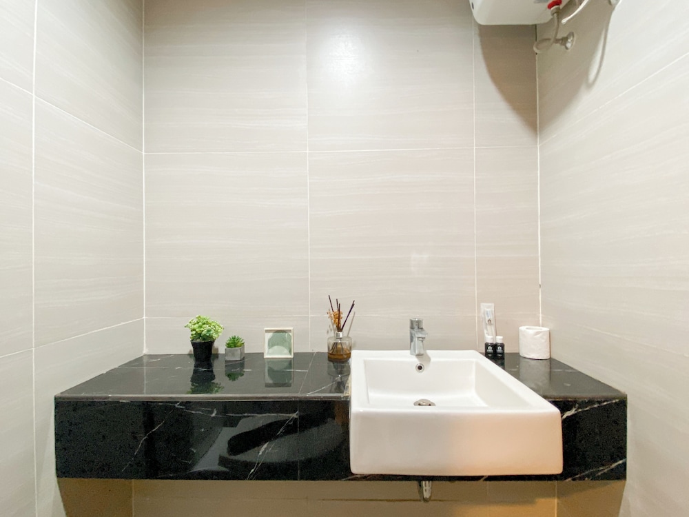 Warm Minimalist Studio Room At West Vista Apartment