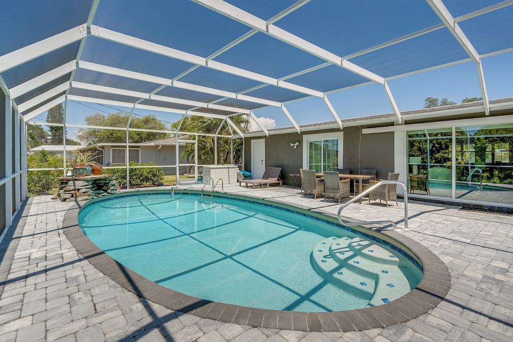 Sarasota Home w/ Pool: 4 Mi to Siesta Key Beach!