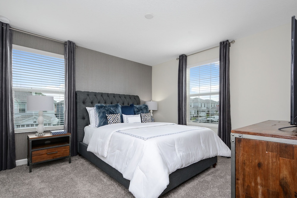 8 BD 5 BH Pool and Spa - Image 4