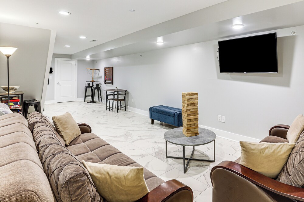 Modern Philly Oasis w/ Rooftop Deck & Game Lounge