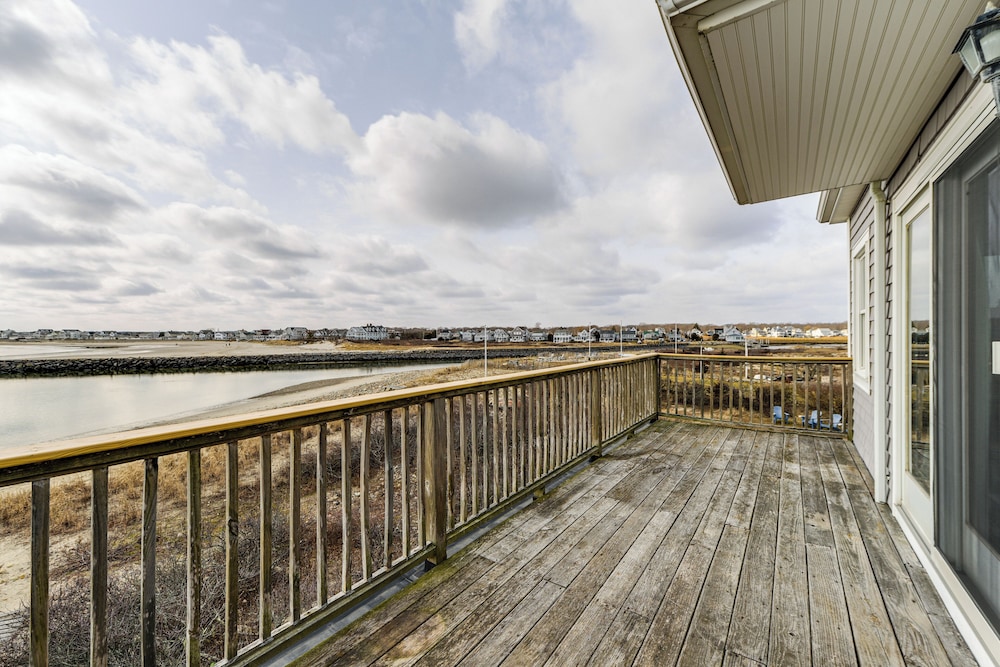 Marshfield Home w/ 4 Decks & Private Beach Access!