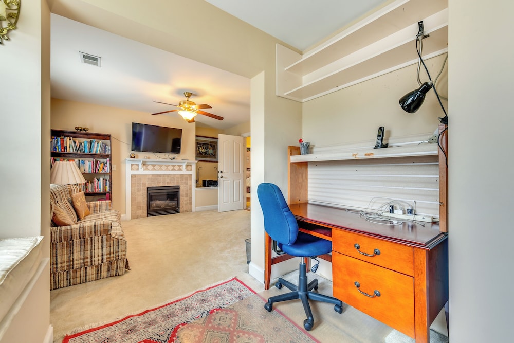 3 Mi to Carowinds: Retreat w/ On-site Fishing