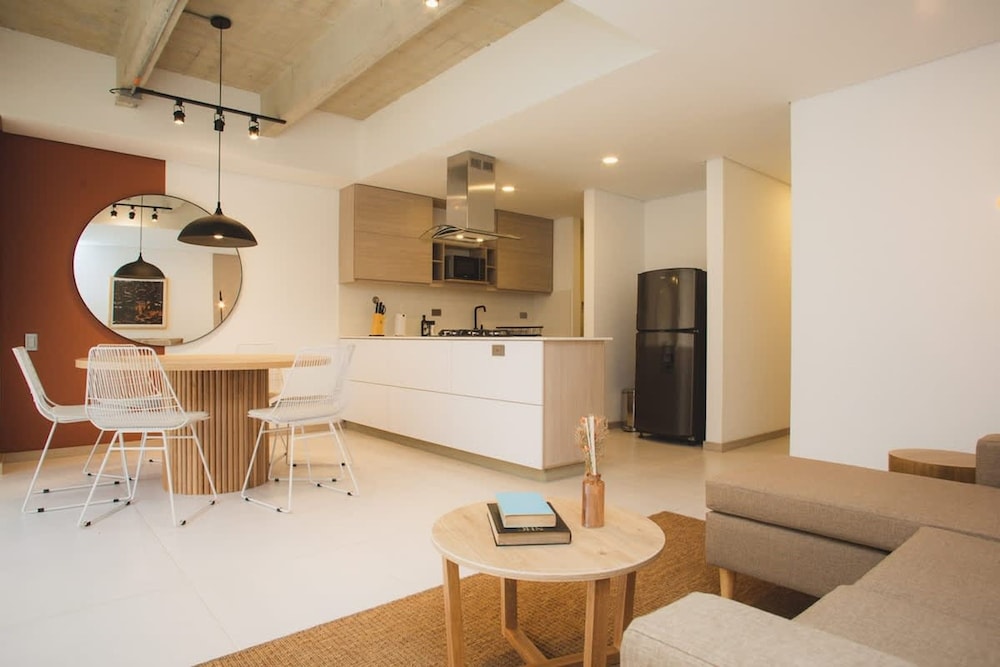 Cozy 3 BR in Laureles in Medell n