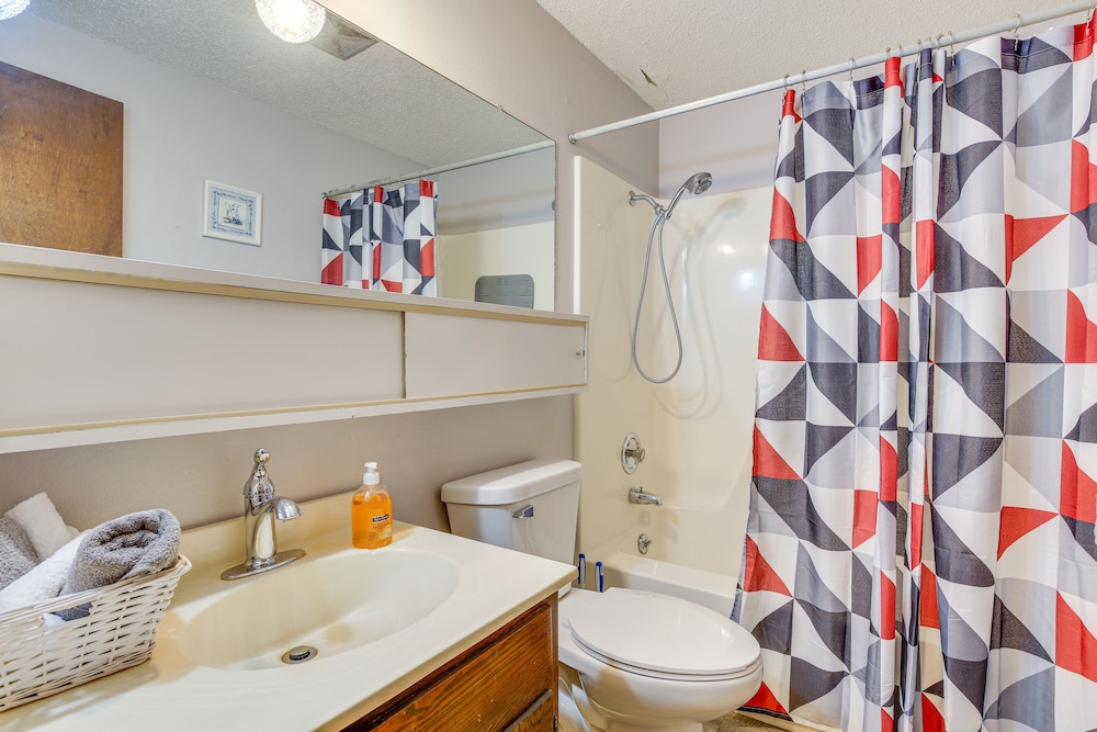 Pierre Vacations - Downtown Pierre Apartment  1/2 Mi to River! - Property Image 1