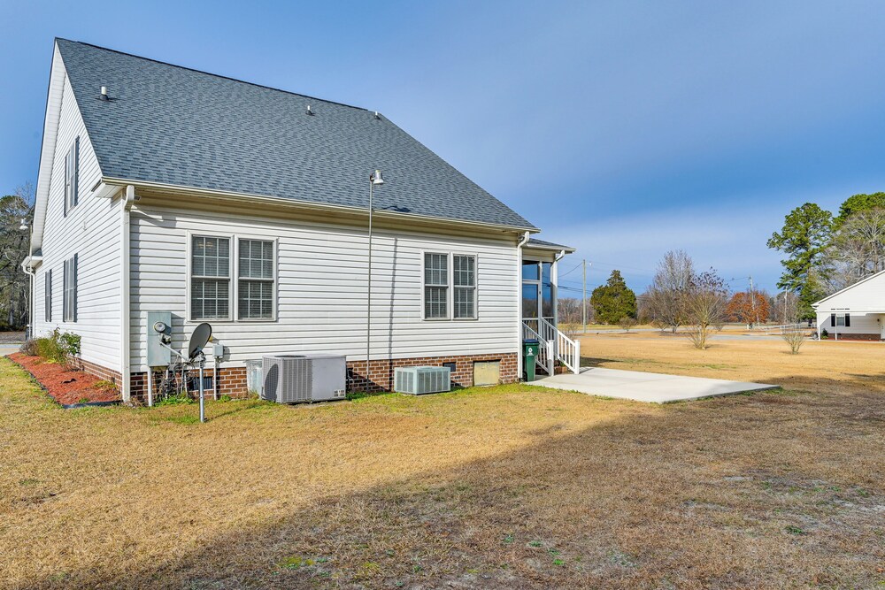 9 Mi to Dtwn: Greenville Home w/ Screened Patio!