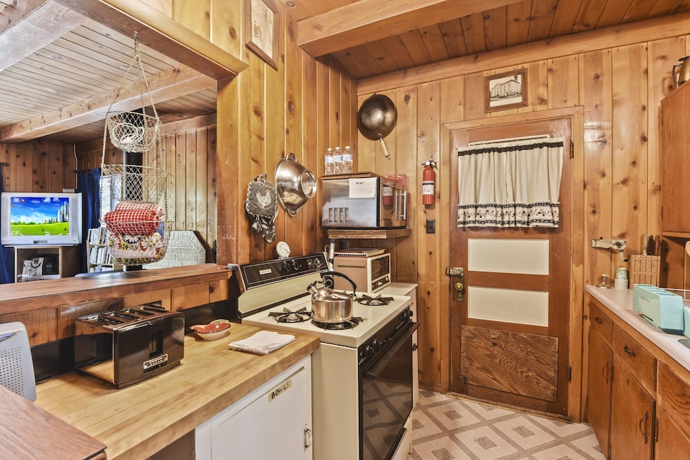 7 Minute Walk to Beach Chambers Landing Chalet view 4
