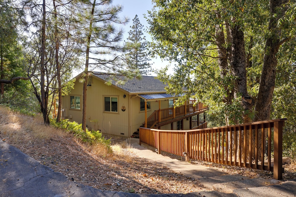 Ski, Hike & Fish: Mtn-view Gem w/ Deck in Tuolumne