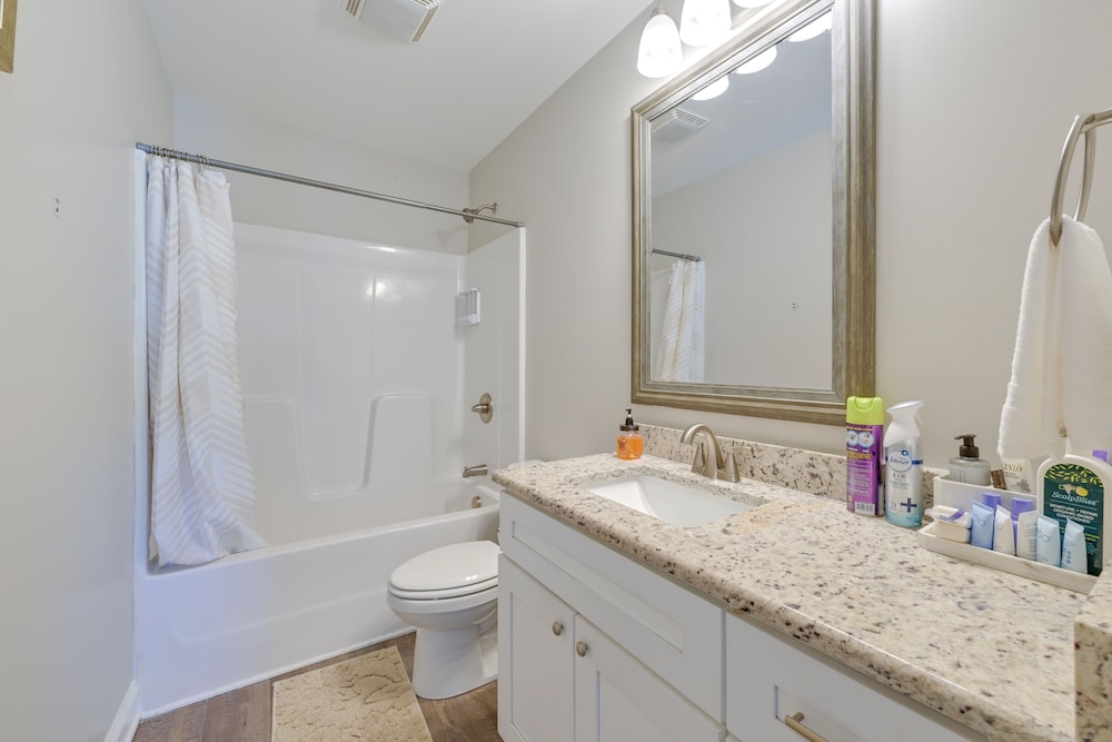 6 Mi to PNC Music Pavilion: Concord Townhome