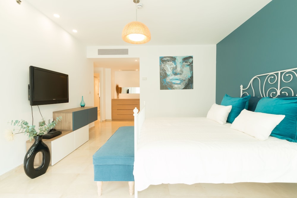 High Class Condo at Marina by FeelHome