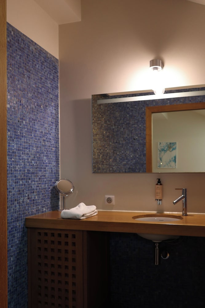 LES SUITES DU PORT by Le Saint Ferdinand