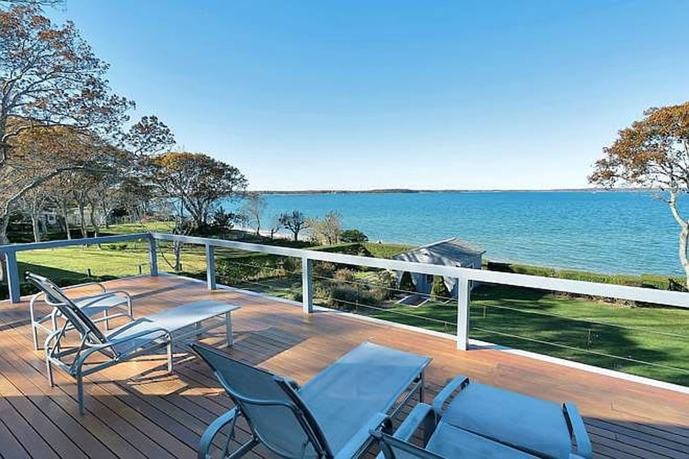 Sunset Villa by Rove Beachfront w Deck Pool