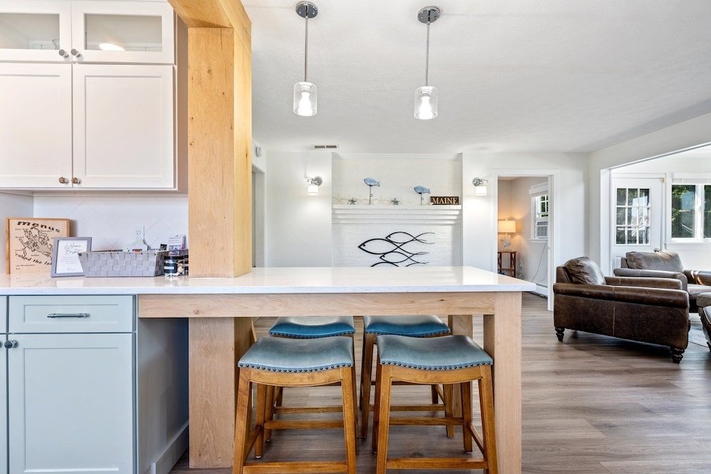 Beachwood Getaway Sleeps 10!