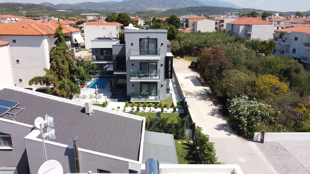 LUXSUITES