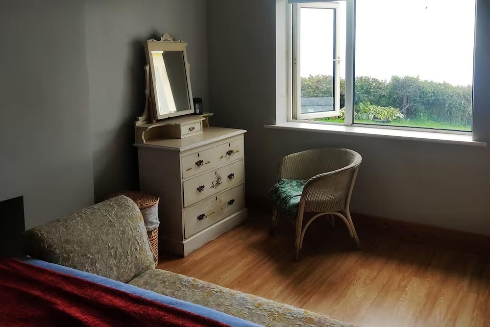 3-bed Seaside Cottage Retreat - Parking & Garden