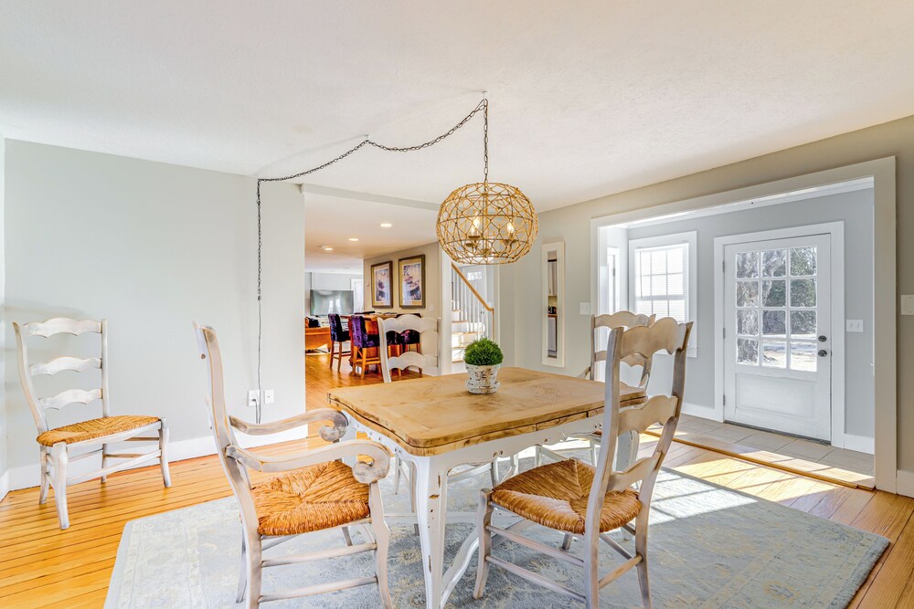 3 Mi to Dtwn: Mystic Getaway w/ Deck & Grill!