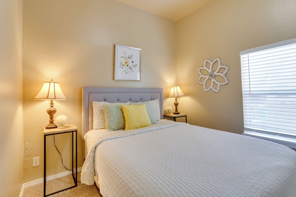 Apartment Half-mi to Downtown Guthrie!