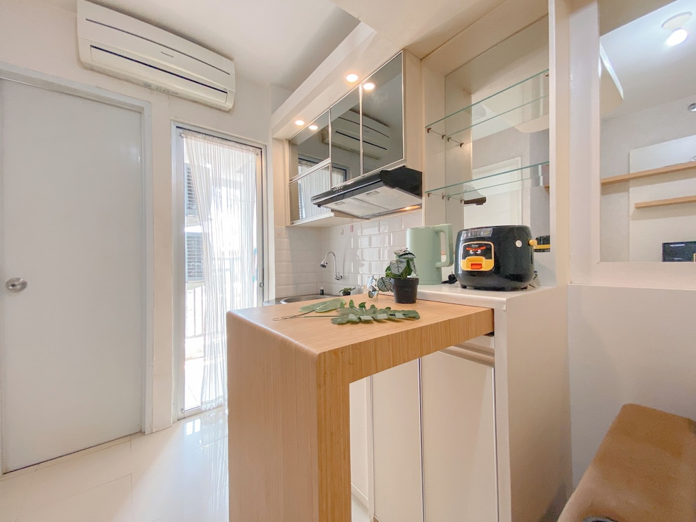 Comfy and Strategic 1BR with Extra Room at Bassura City Apartment