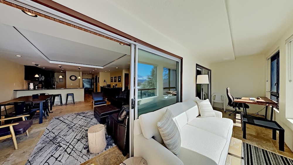 Gorgeous Remodeled Condo With Views Of Mammoth Mountain! by RedAwning
