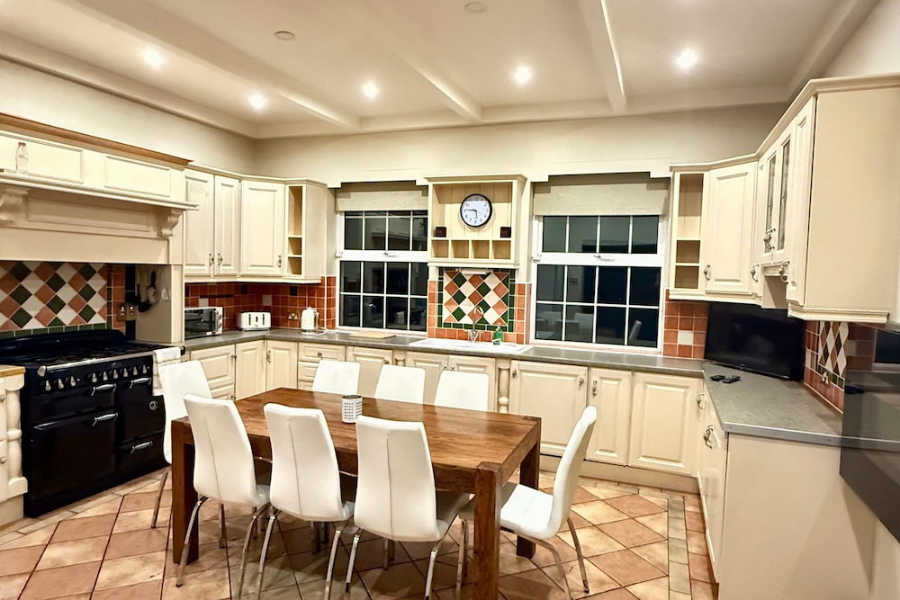 Summer Sale! Beakstown House Luxurious 5-bed Villa